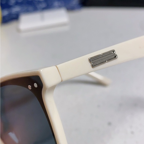 Gentle Monster Cream Sunglasses - Picture 10 of 10